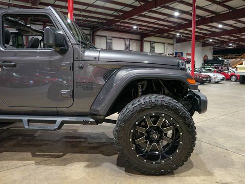 Used 2019 Jeep Wrangler Unlimited Sahara w/ Uconnect 4C Nav & Sound Group AWD/4WD image 11