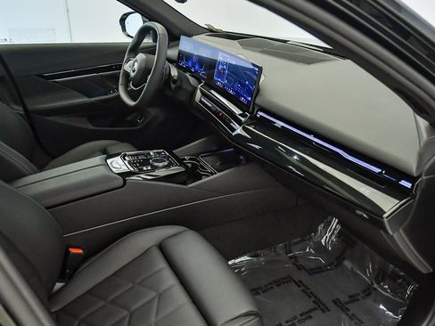 Used 2025 BMW 530i w/ Premium Package image 16