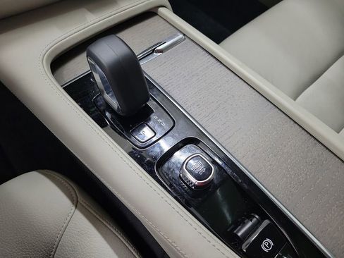 Used 2025 Volvo S90 B6 Plus image 31