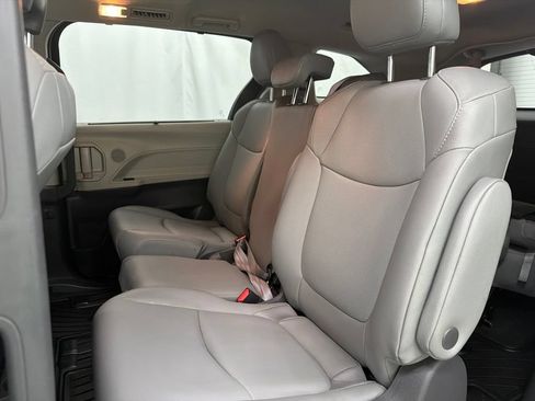 Used 2021 Toyota Sienna XLE FWD image 25
