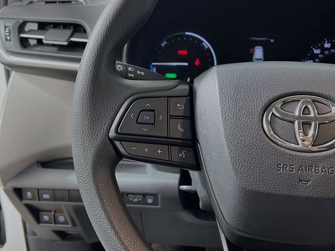 Used 2024 Toyota Sienna LE image 19