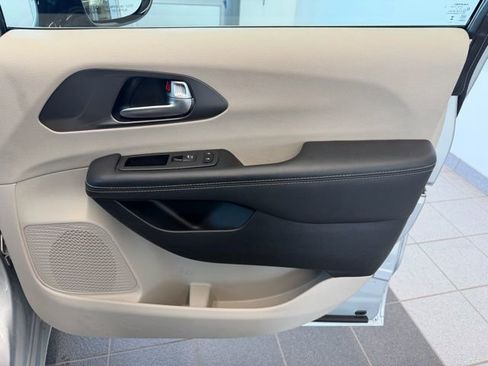 Used 2024 Chrysler Pacifica Touring-L image 14