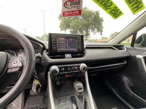 Used 2021 Toyota RAV4 LE AWD/4WD image 3