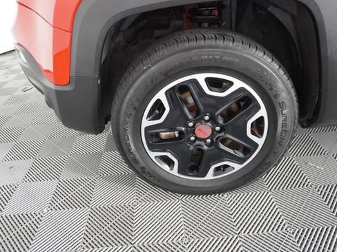 Used 2017 Jeep Renegade Trailhawk AWD/4WD image 16