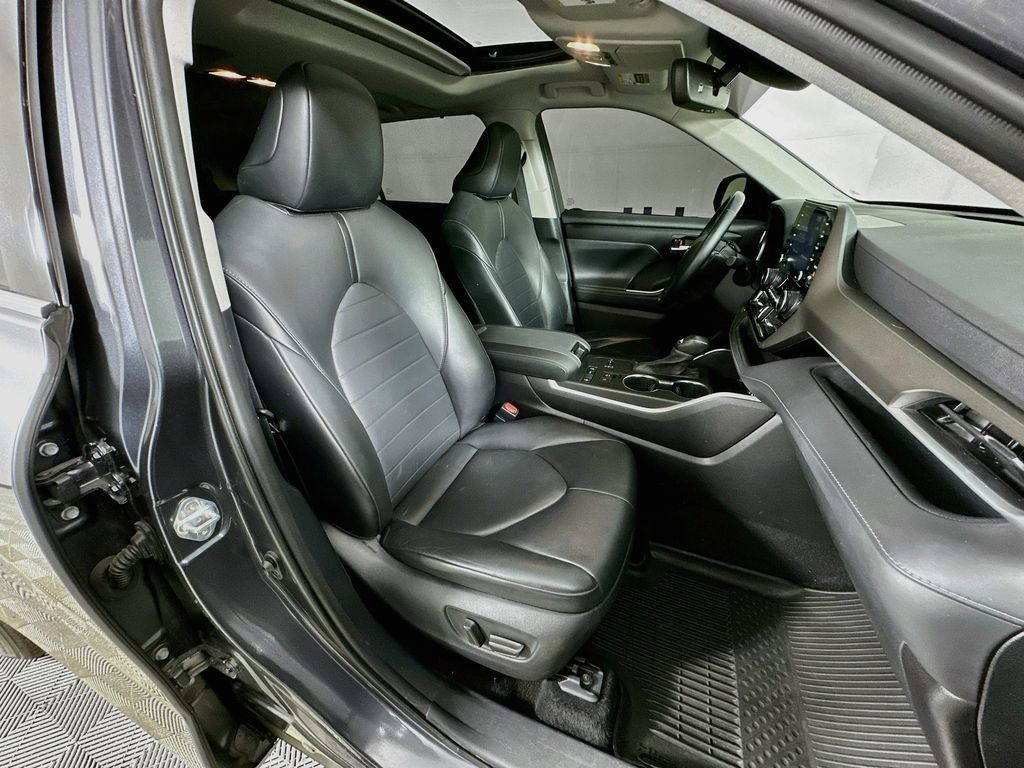 Used 2021 Toyota Highlander XLE FWD image 35