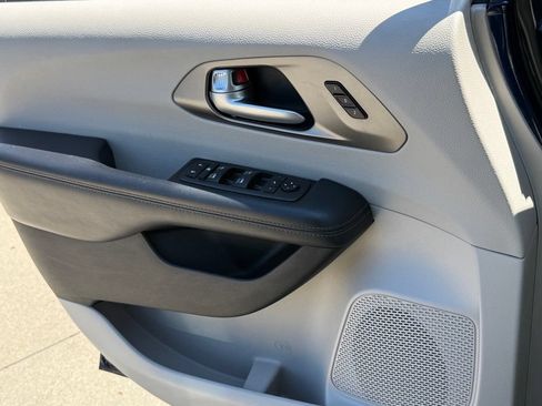 Used 2019 Chrysler Pacifica Limited w/ Advanced Safetytec Group FWD image 29