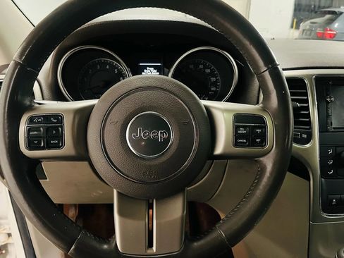 Used 2012 Jeep Grand Cherokee Laredo w/ Laredo E Group AWD/4WD image 16