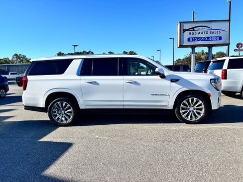 Used 2021 GMC Yukon XL Denali w/ Denali Premium Package image 4