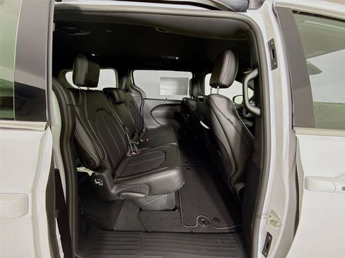 New 2026 Chrysler Pacifica Select image 31