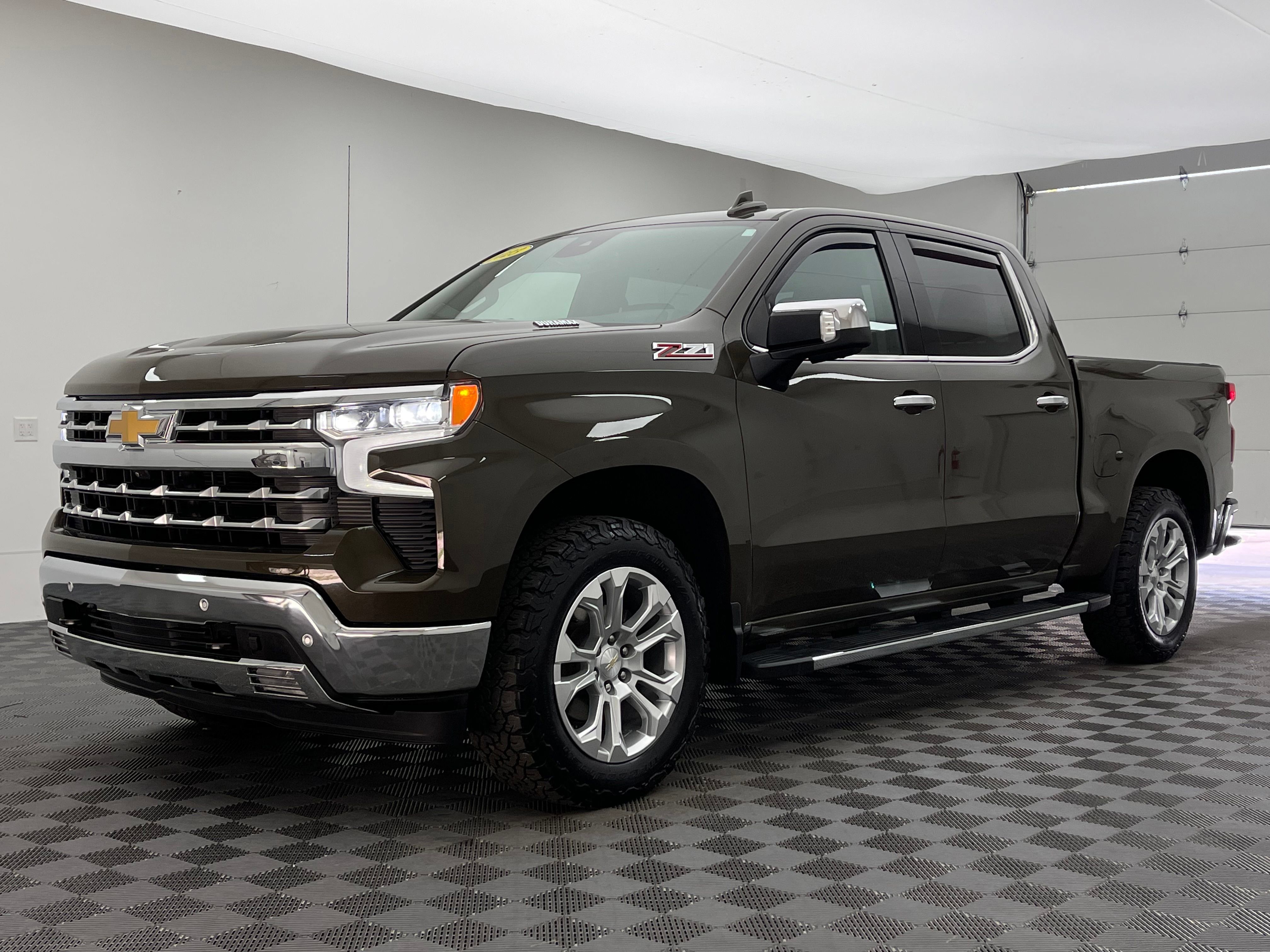 Used 2023 Chevrolet Silverado 1500 LTZ AWD/4WD image 2