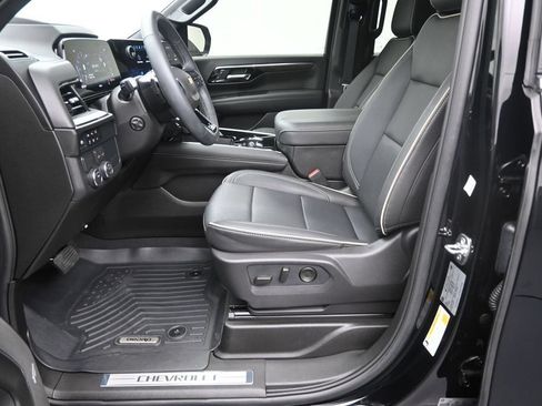 Used 2026 Chevrolet Suburban Premier RWD image 14