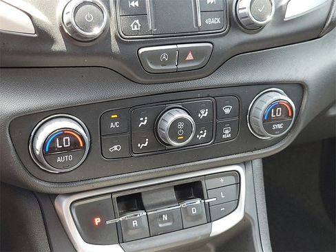 Used 2024 GMC Terrain SLT image 16