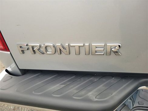 Used 2017 Nissan Frontier SV image 10