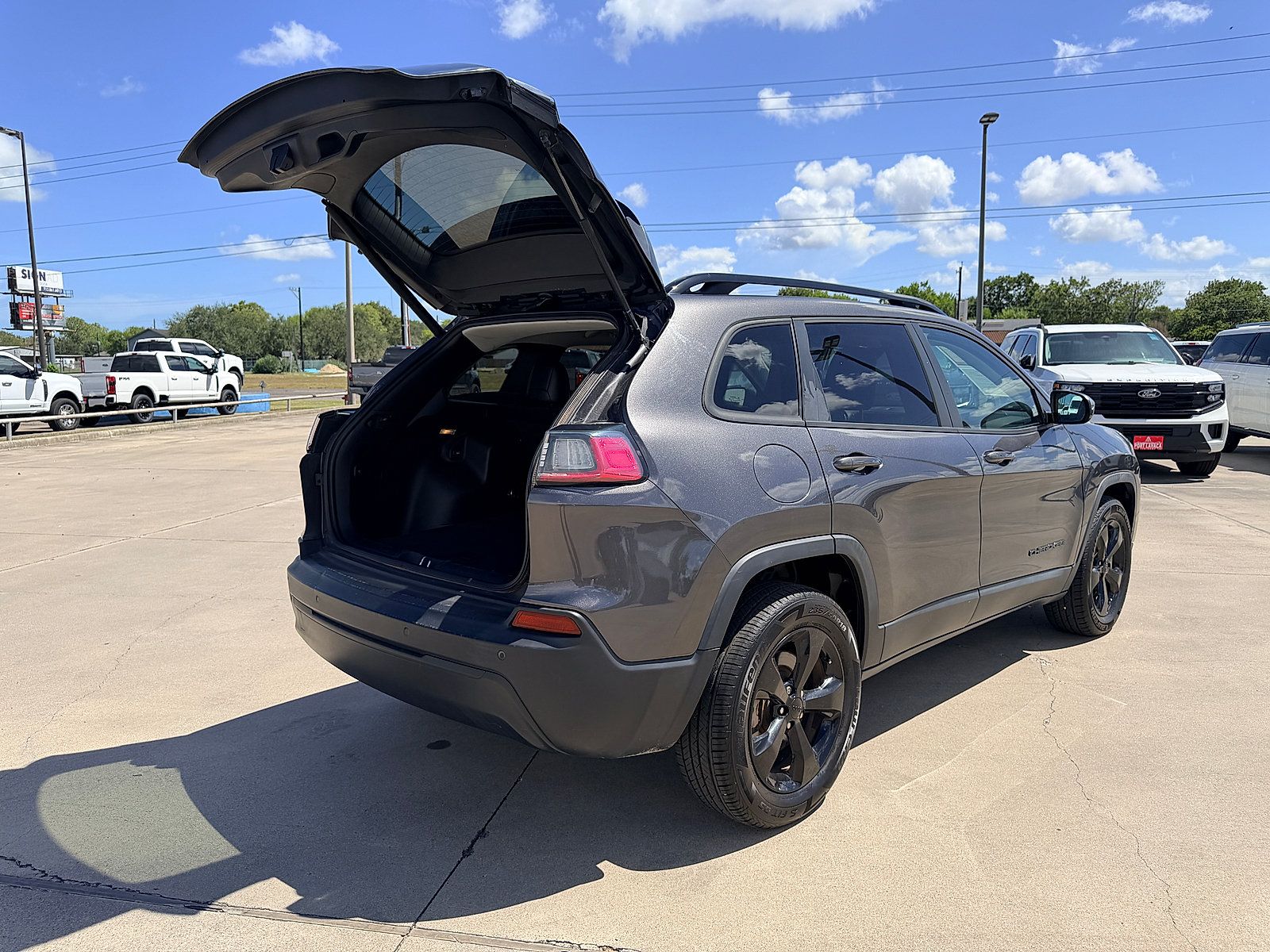 Used 2020 Jeep Cherokee Latitude Plus AWD/4WD image 16