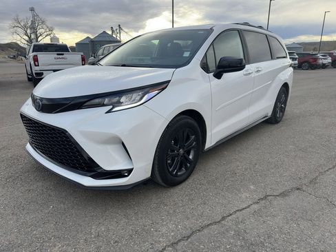 Used 2025 Toyota Sienna XSE image 3