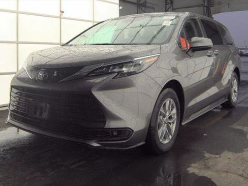 Certified 2024 Toyota Sienna LE image 1