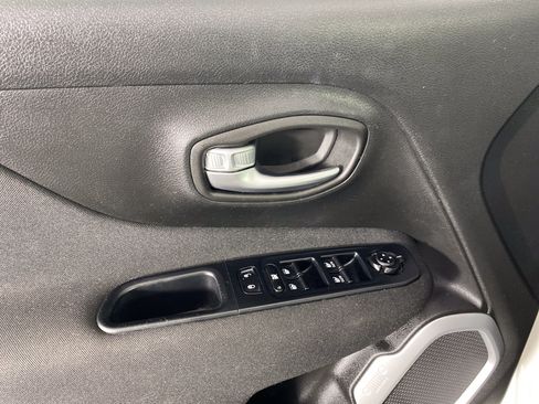 Used 2020 Jeep Renegade Latitude w/ Cold Weather Group AWD/4WD image 15