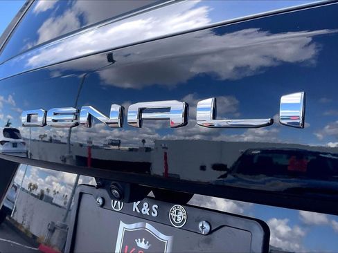 Used 2025 GMC Yukon XL Denali AWD/4WD image 8
