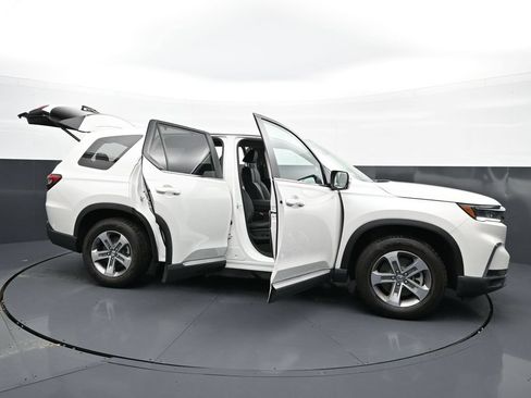 Used 2025 Honda Pilot EX-L image 42