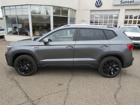 New 2024 Volkswagen Taos SE image 1