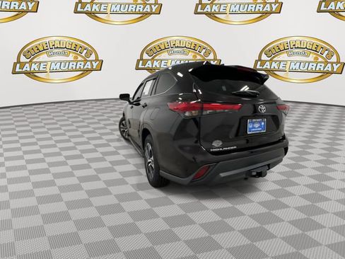 Used 2022 Toyota Highlander XLE FWD image 9