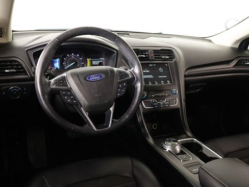 Used 2018 Ford Fusion SE w/ Equipment Group 201A FWD image 2