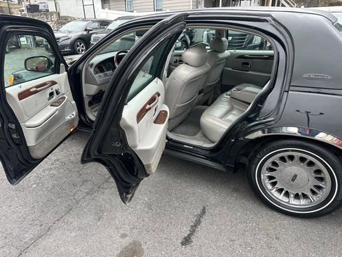 Used 2002 Lincoln Town Car Cartier image 19