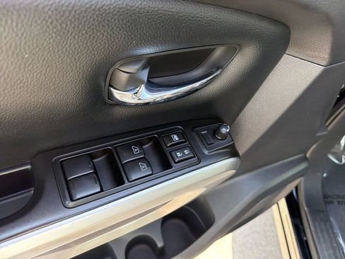 Used 2023 Nissan Titan SV RWD image 16