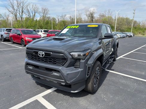 Used 2024 Toyota Tacoma TRD Sport w/ TRD Sport Upgrade Package image 2