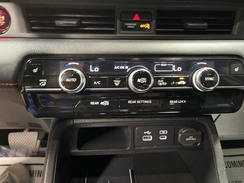 Used 2025 Honda Pilot TrailSport image 38