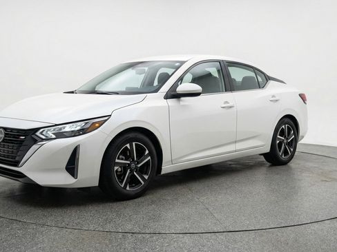 Used 2025 Nissan Sentra SV image 3