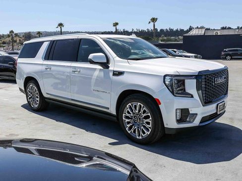 Used 2023 GMC Yukon XL Denali Ultimate AWD/4WD image 3