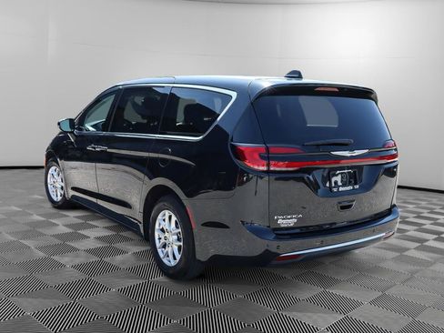 Used 2024 Chrysler Pacifica Touring-L FWD image 5