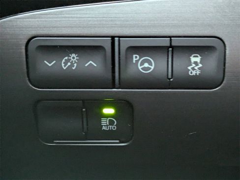 Used 2021 Toyota Prius XLE image 30