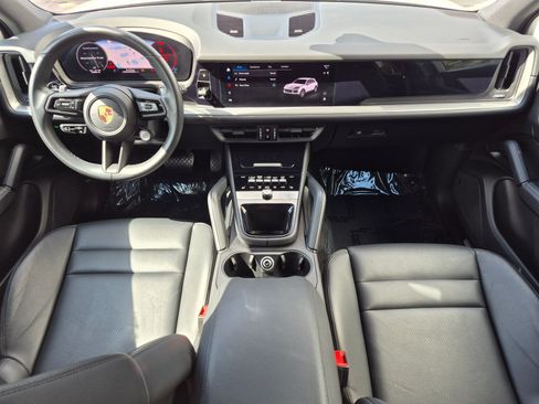 Certified 2025 Porsche Cayenne AWD/4WD image 23