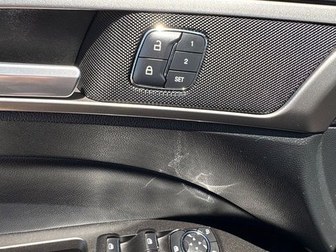 Used 2017 Ford Fusion SE w/ Fusion SE Technology Package FWD image 19