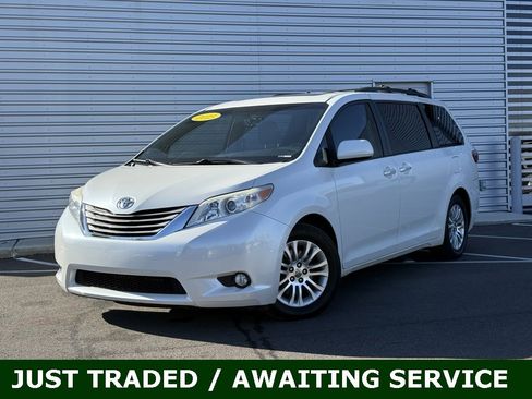 Used 2015 Toyota Sienna XLE image 1