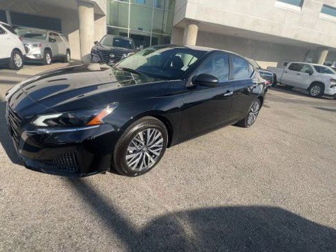 Used 2025 Nissan Altima 2.5 SV image 4