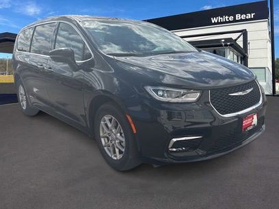 Used 2025 Chrysler Pacifica Select