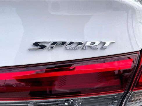 Used 2024 Honda Civic Sport image 9