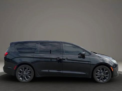 Used 2019 Chrysler Pacifica Touring Plus w/ S Appearance Package FWD image 8