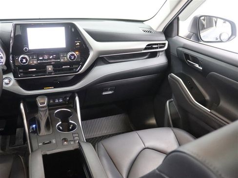 Used 2023 Toyota Highlander XLE image 22