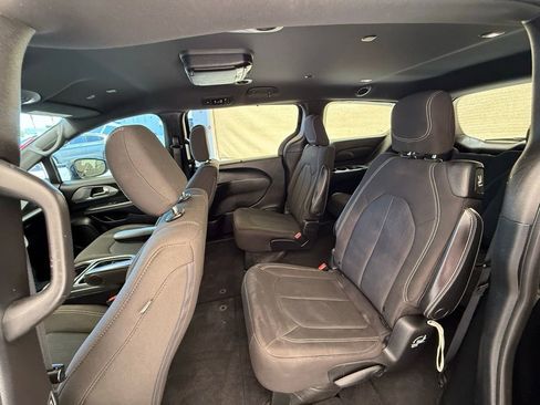 Used 2020 Chrysler Pacifica Touring w/ S Appearance Package FWD image 22