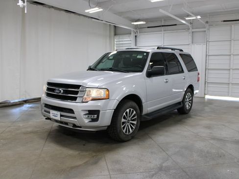 Used 2017 Ford Expedition XLT w/ Equipment Group 201A AWD/4WD image 3