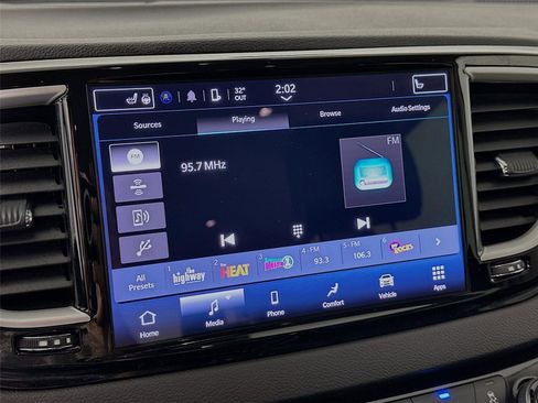 Used 2024 Chrysler Pacifica Touring-L FWD image 7