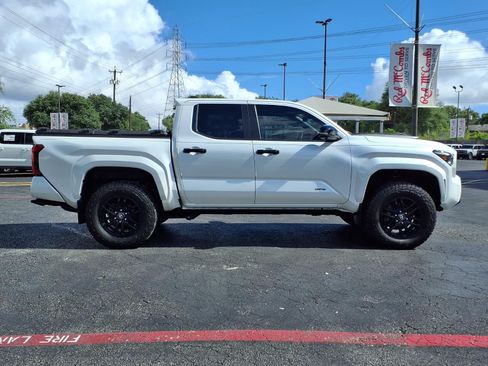 Used 2024 Toyota Tacoma Limited w/ Limited Package (LT) AWD/4WD image 5