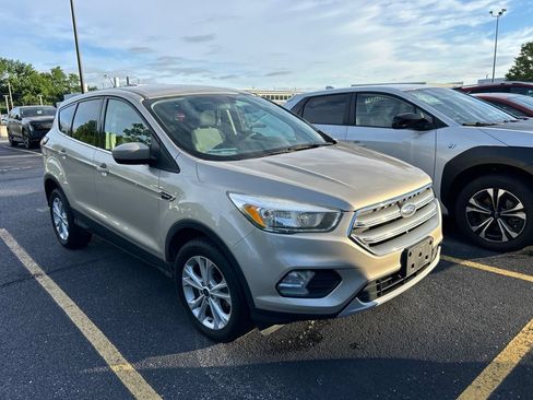 Used 2017 Ford Escape SE w/ SE Cold Weather Package FWD image 3