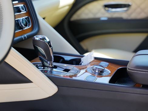 Used 2021 Bentley Bentayga image 15