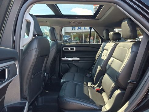 Used 2022 Ford Explorer XLT w/ Equipment Group 202A AWD/4WD image 11
