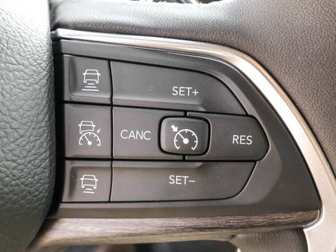 Used 2025 Jeep Grand Cherokee Limited image 24